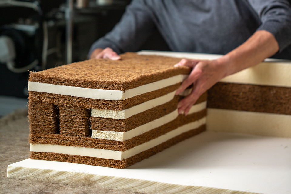 Kokoslatexkern bei der Fertigung