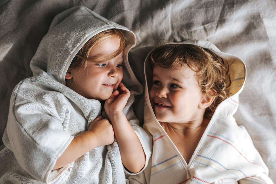 Zwei Kinder schauen sich lächelnd an