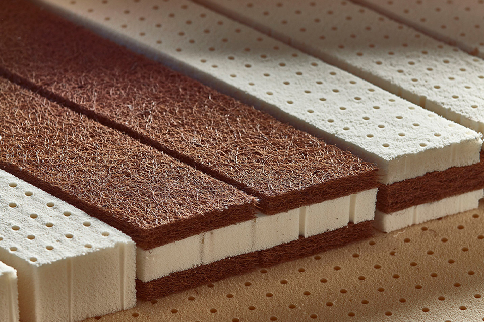 Schichten aus Kokosfaseernn und Naturlatex für eine Matratze