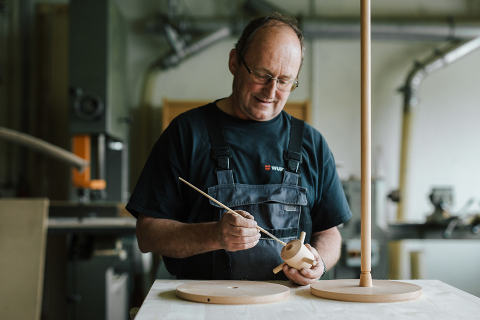 Holzstücke für eine Lampe werden zusammen geleimt