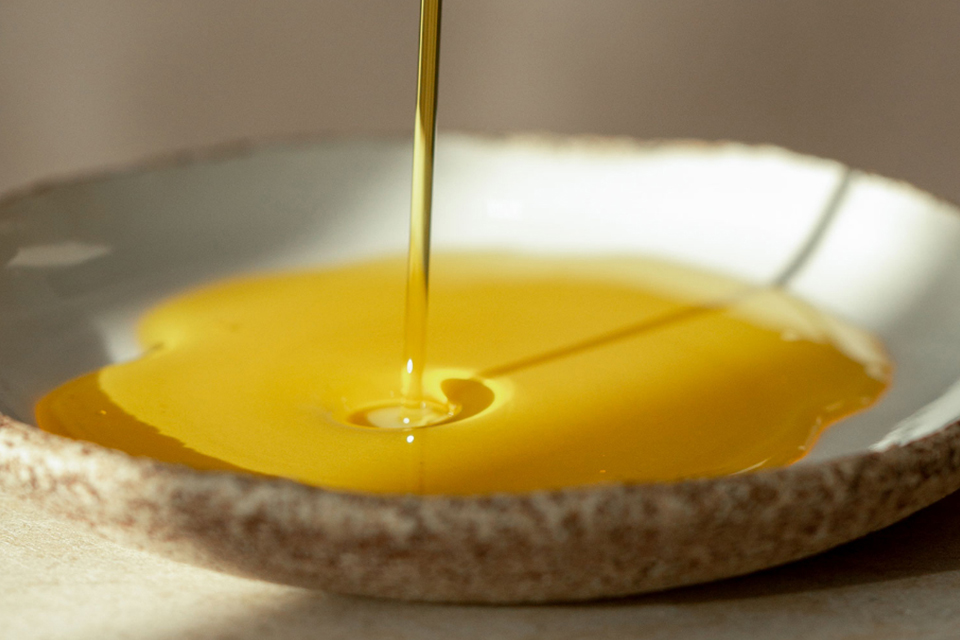 Öl wird in eine Keramikschale gegossen