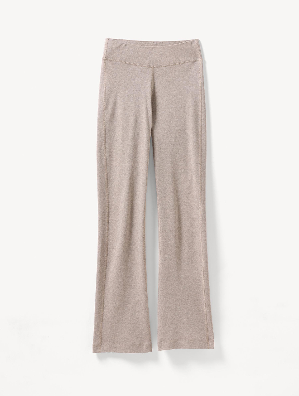 Beige Yogahose vor weißem Hintergrund