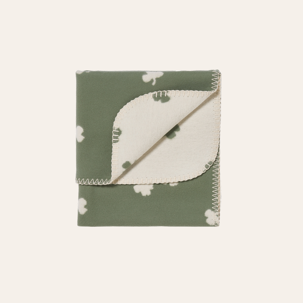 Kinderdecke mit Kleemuster vor einem weißen Hintergrund