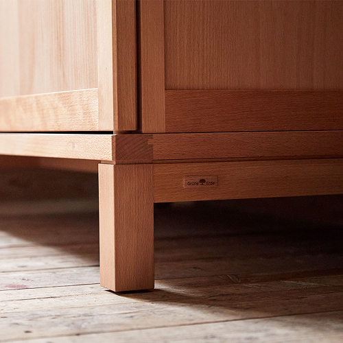 Detailaufnahme von einem Kleiderschrankfuß