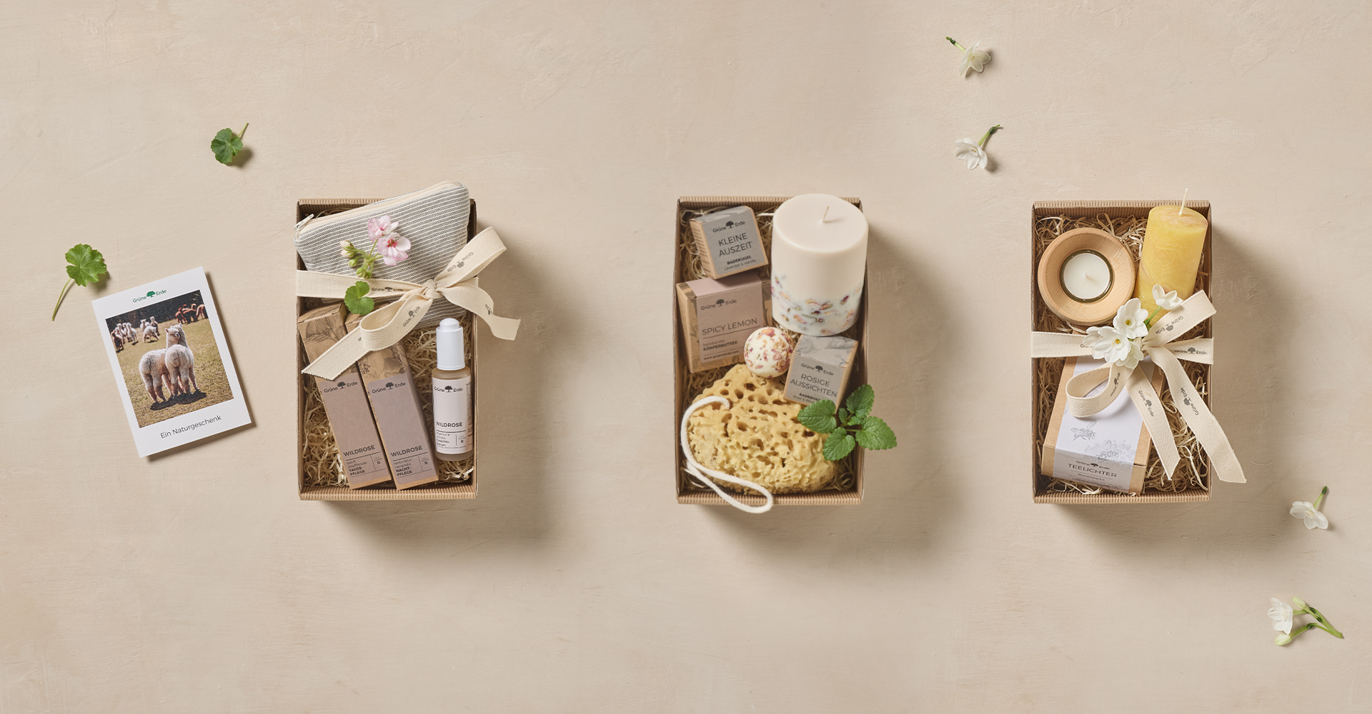 Verschiedene Geschenkboxen auf beigem Hintergrund