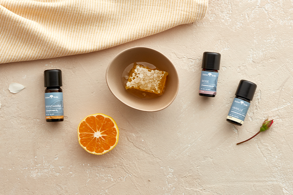 Ätherische Öle neben einer Orange