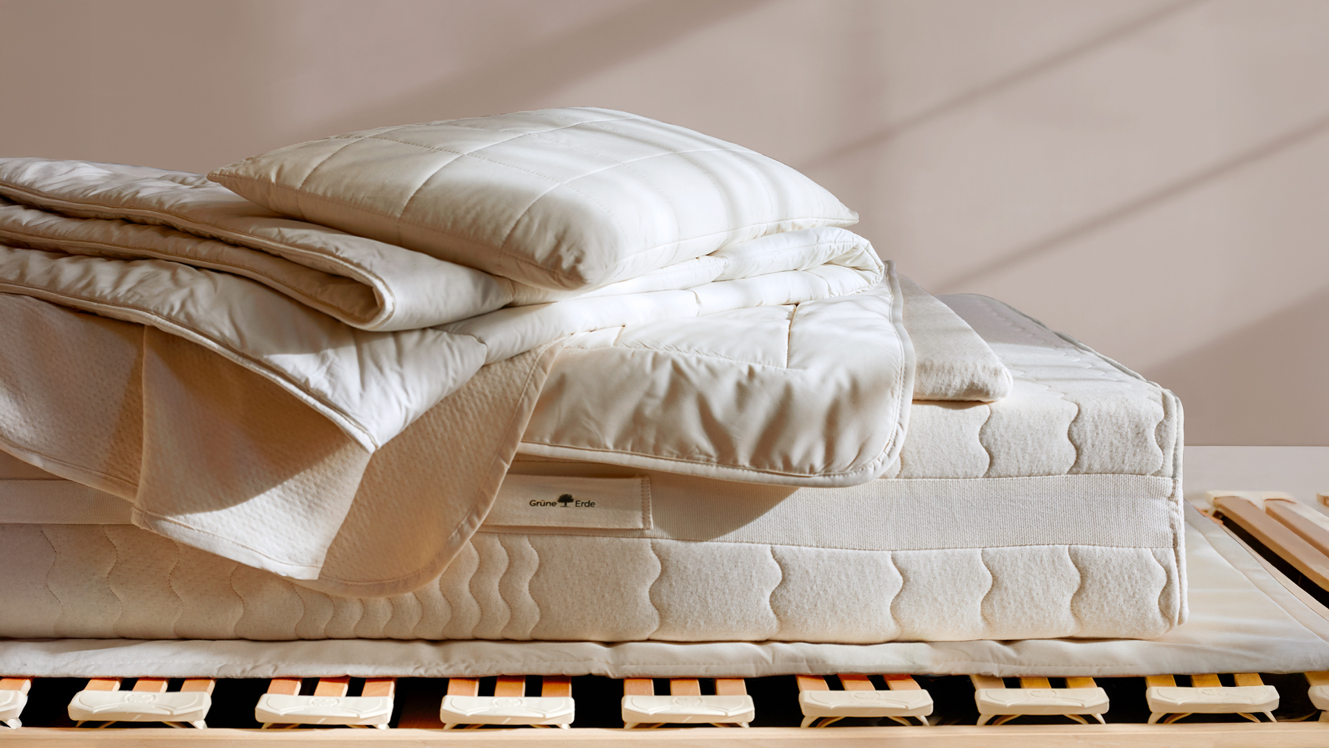 Ökologische Schlafprodukte auf einem Lattenrost
