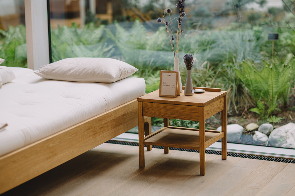 Nachtkästchen und Massivholzbett mit Naturmatratze in der Grüne Erde Welt