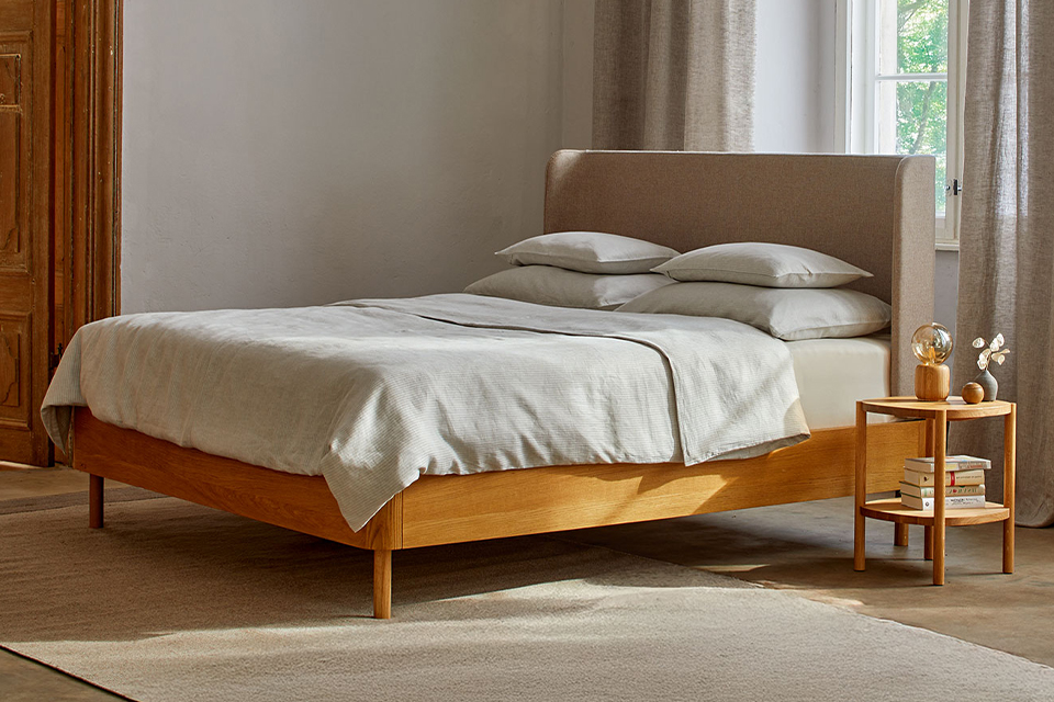 Massivholz Doppelbett Tonda mit hohem Betthaupt im Schlafzimmer