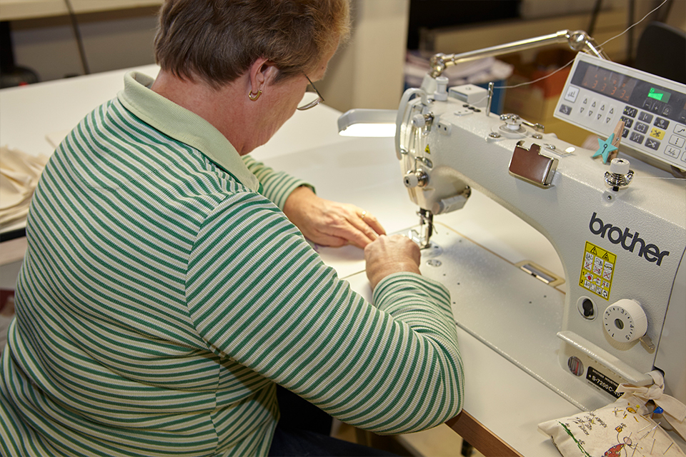 Smartworks Mitarbeitern an der Nähmaschine