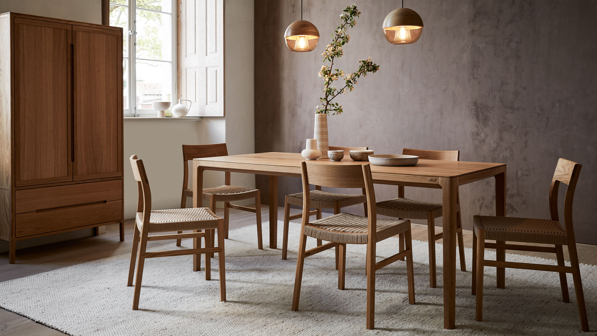 Esszimmer mit Holztisch und warmen Pendelleuchten