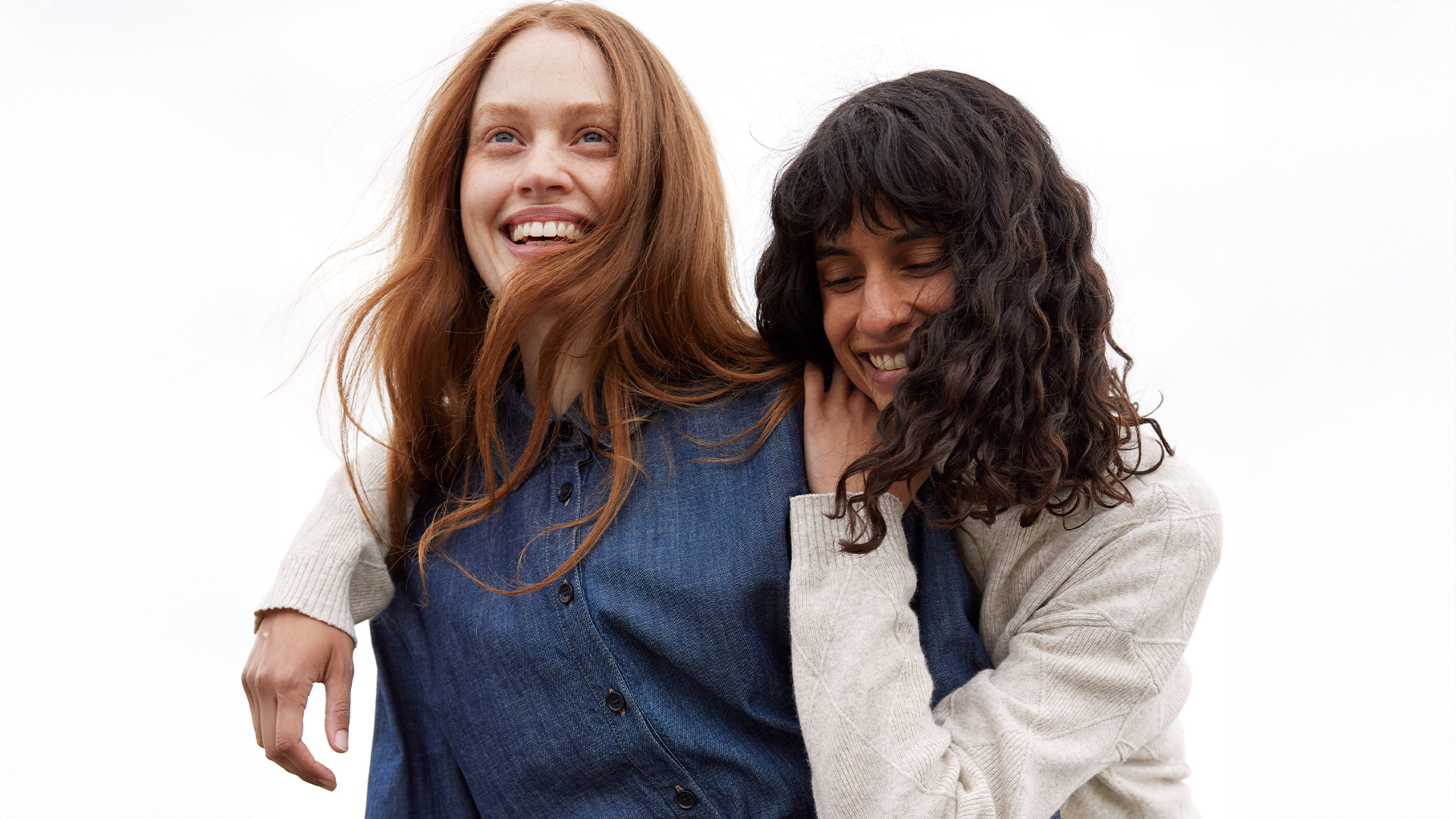 Zwei lachende Freundinnen