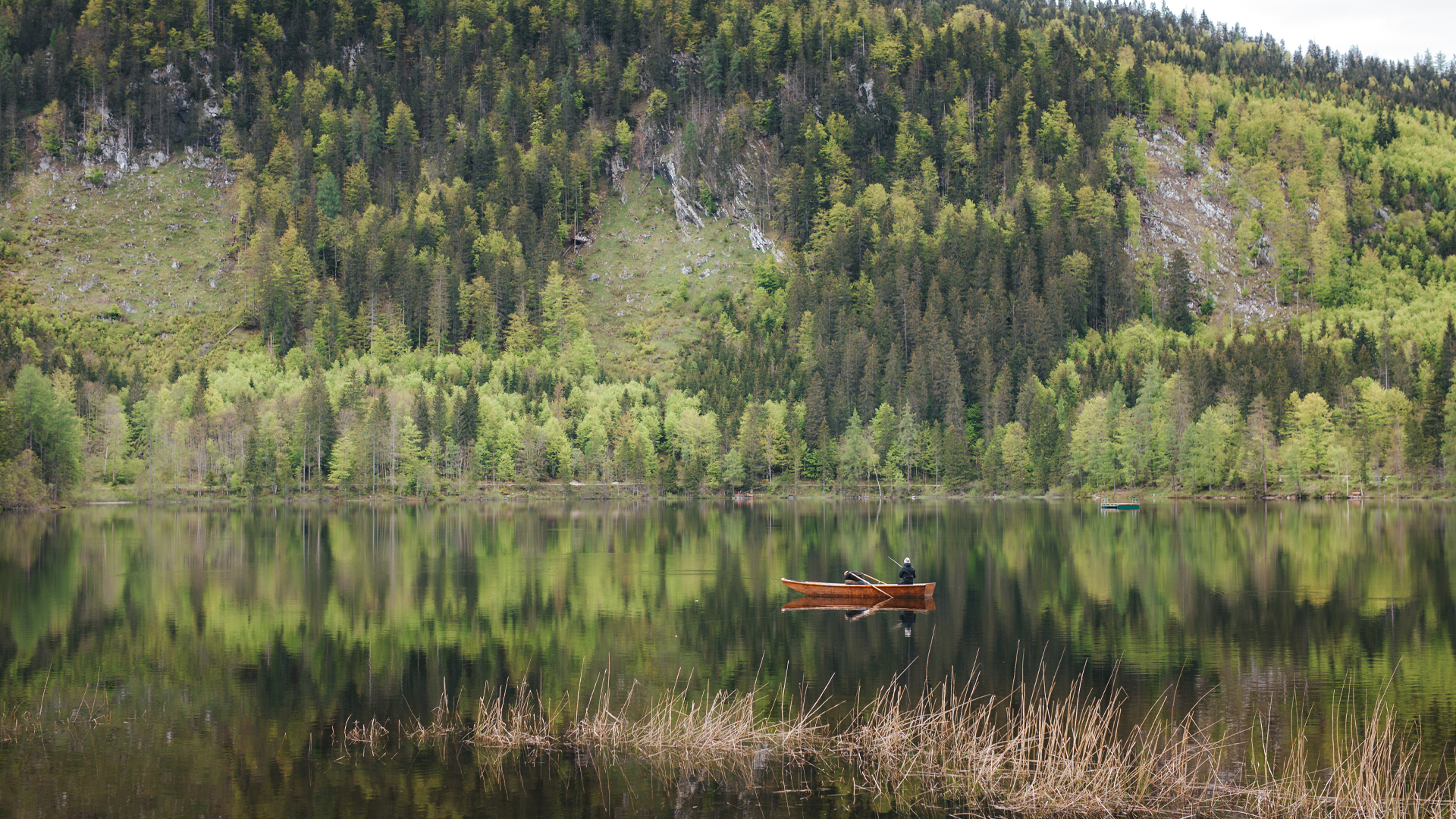 Boot schwimmt im See