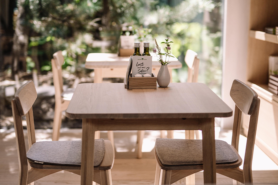Gemütlicher Bistrobereich mit Holztischen und ruhiger Atmosphäre