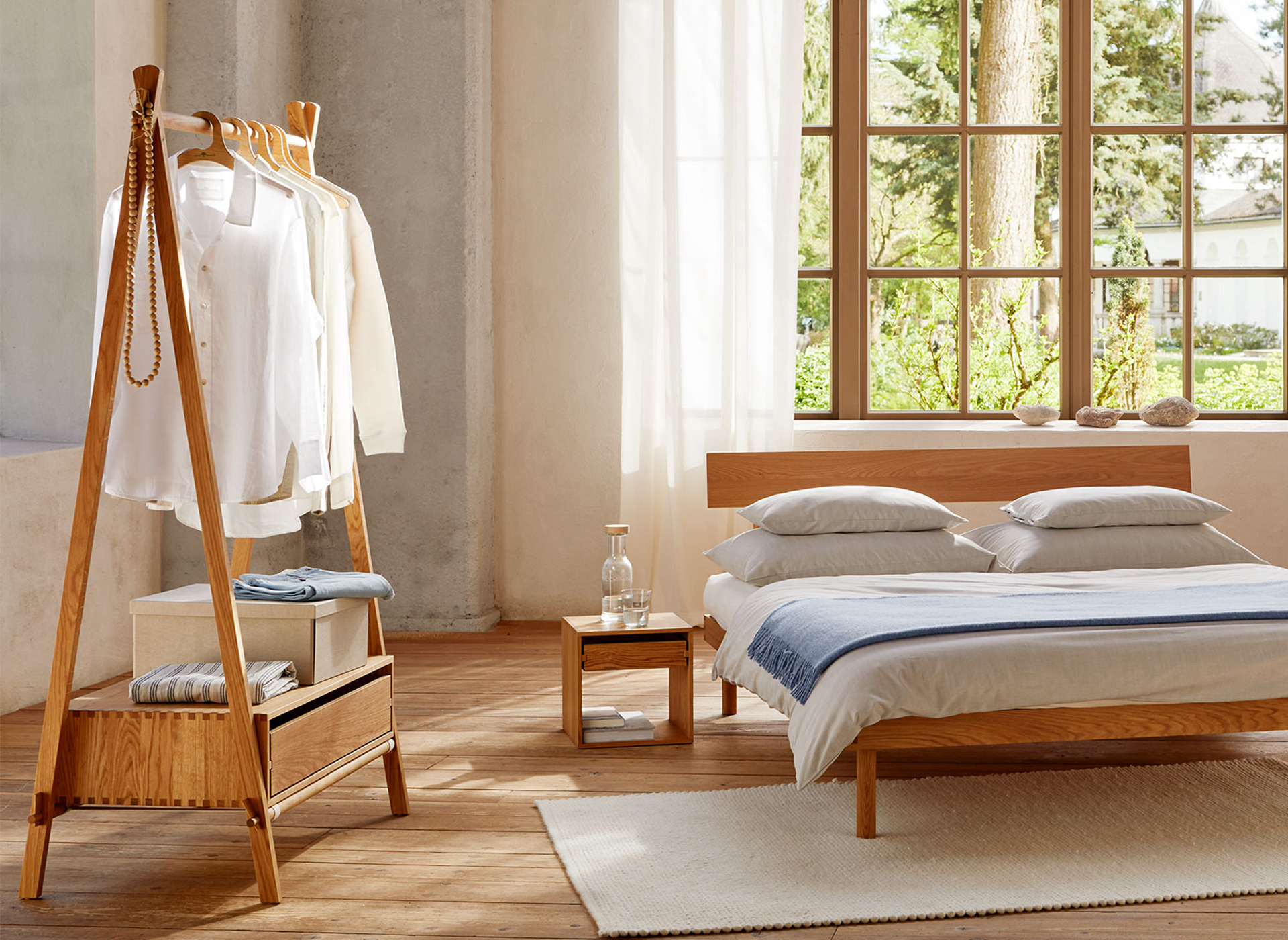 Massivholzmöbel Serie Pur mit Bett Kleiderständer und Jukai Pur Box im Schlafzimmer