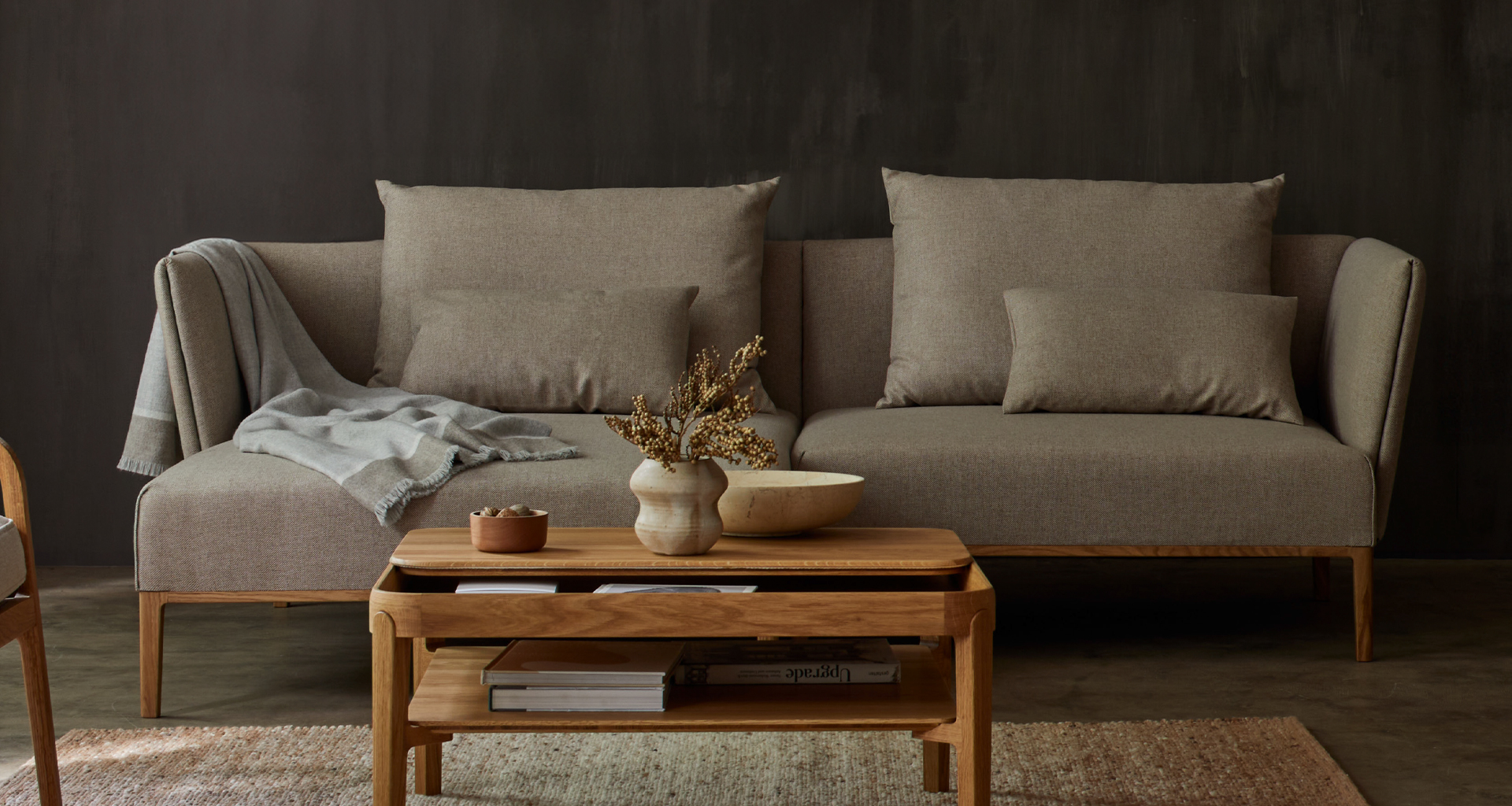 Einzelsofa Lorea mit Beistelltisch im Wohnzimmer