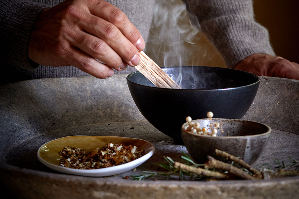Hände räuchern mit Schale und Harz ruhige spirituelle Atmosphäre
