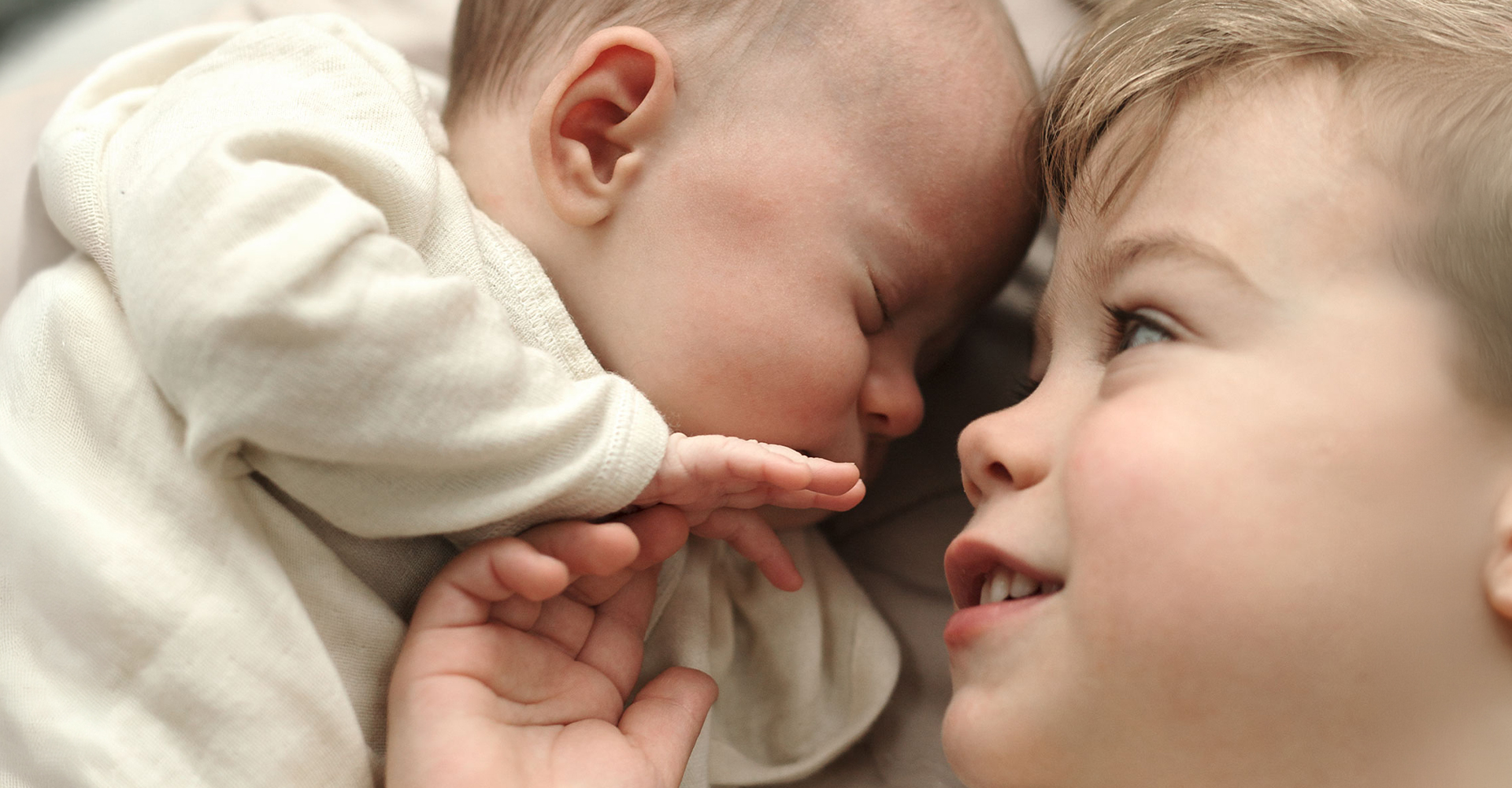 schlafendes Baby und Kleinkind nebeneinander liegend