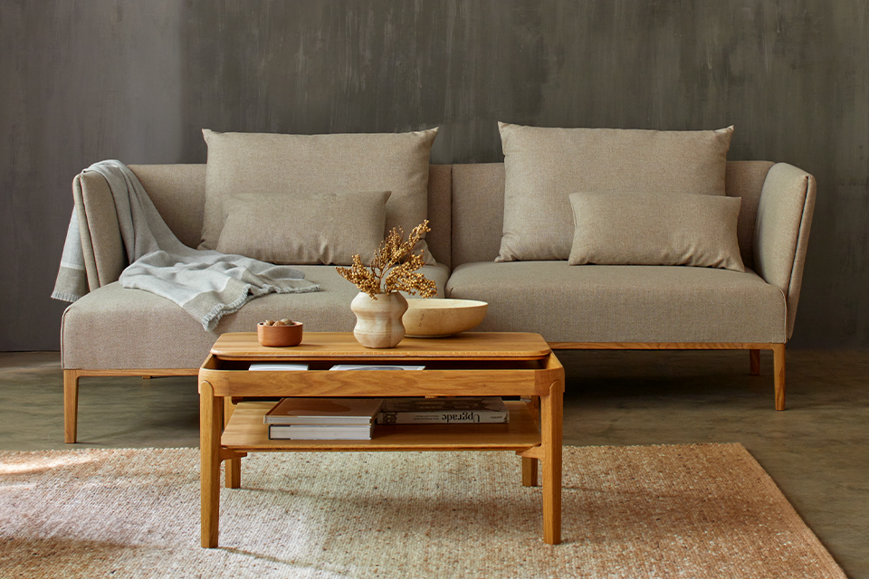 Beiges Sofa mit Holztisch auf natürlichem Teppich