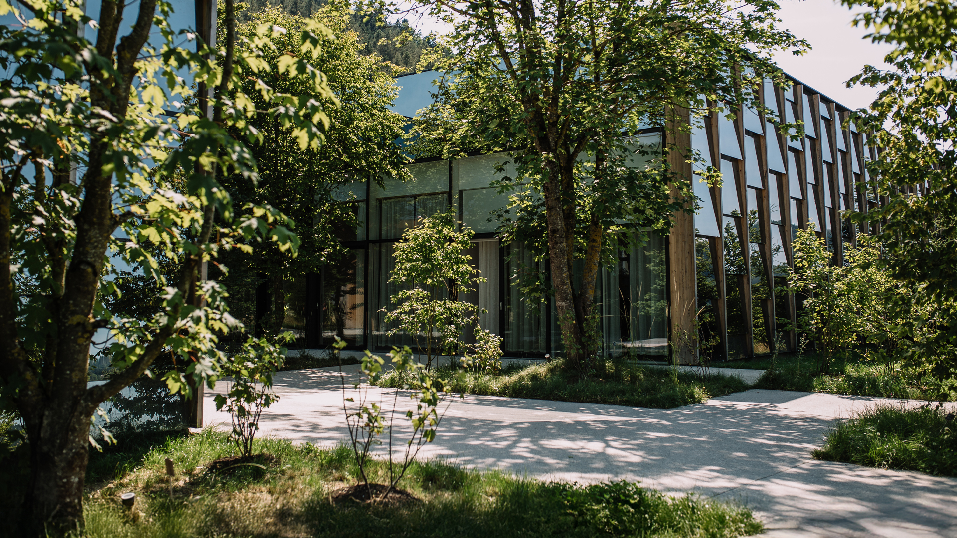 Modernes Gebäude umgeben von Bäumen und ruhigem Außenbereich