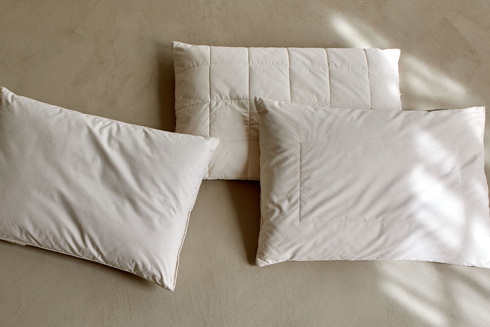 3 Schlafkissen auf grauem Untergrund