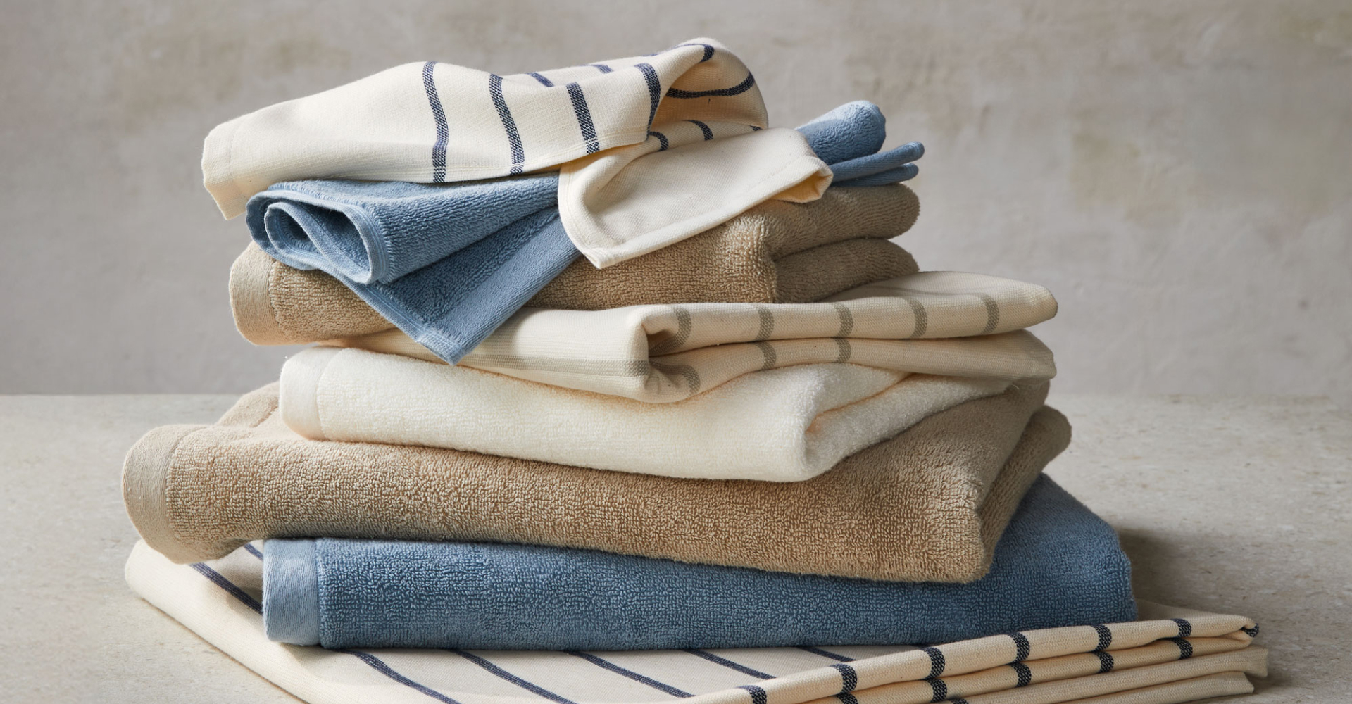 Handtücher in verschiedenen Farben auf einem Stapel