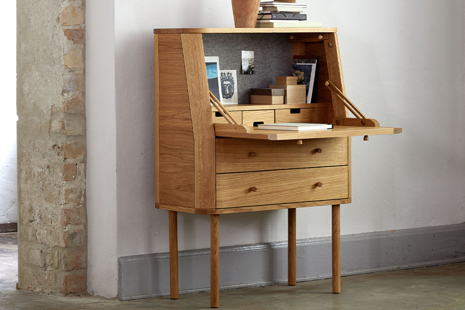 Kompakter Sekretär aus Holz mit cleverem Stauraum