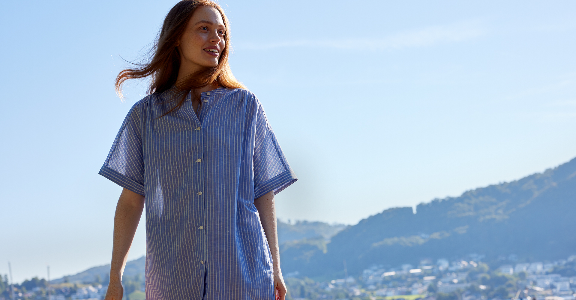 Lächelnde Frau in gestreiftem Kleid