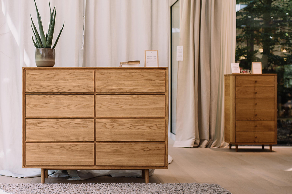 dekorative Holzregale im Store