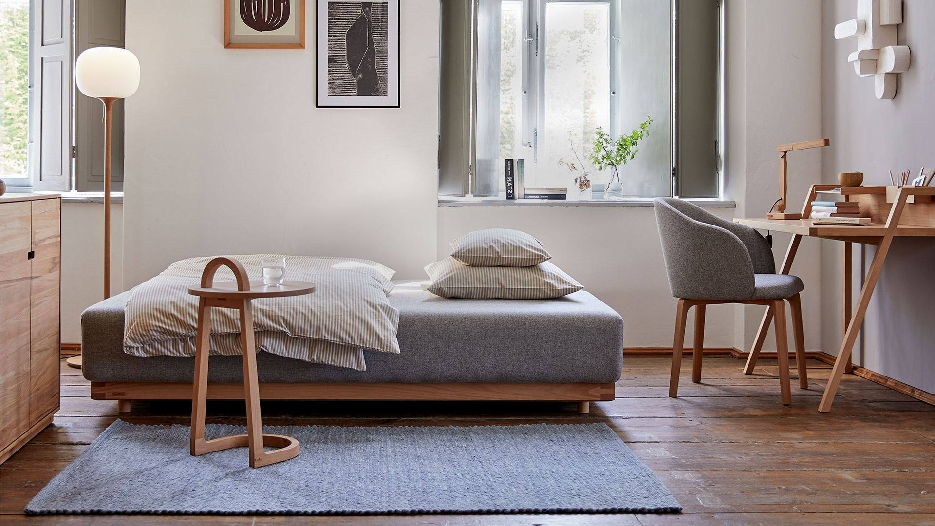 Bettsofa Doppio als Gästebett mit Stehlampe und Beistelltisch im Gästezimmer