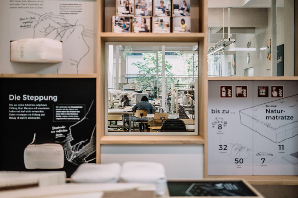 Schaufenster zur Produktionsstätte der Grüne Erde Welt