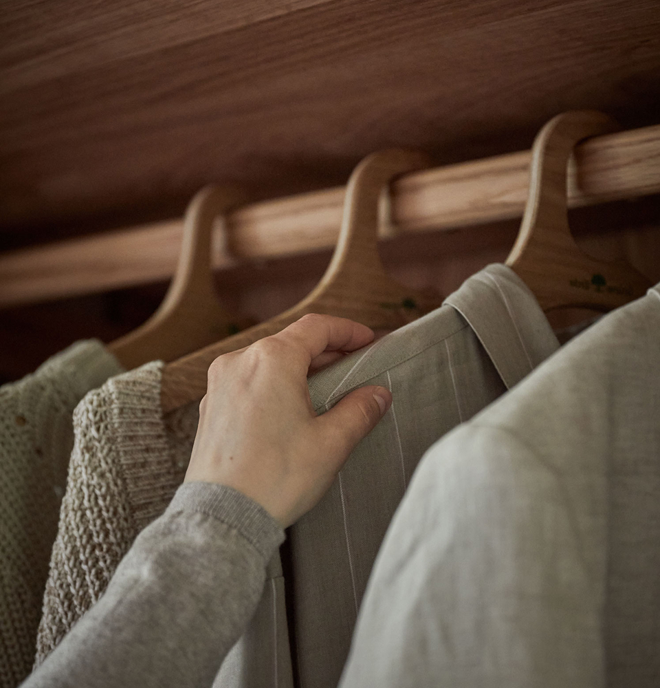 Hände beim einräumen eines Kleiderschranks