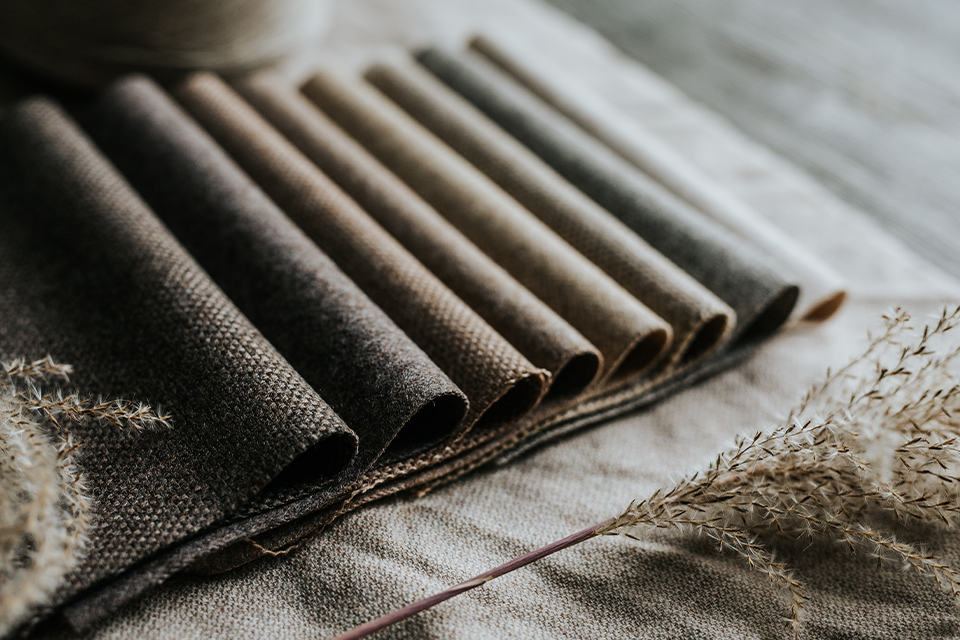 Gefaltete Möbelstoffe in dunklen Farbtönen