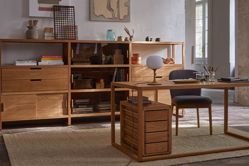 Arbeitszimmer mit Holzregalen und Schreibtisch in funktionalem modernem Design