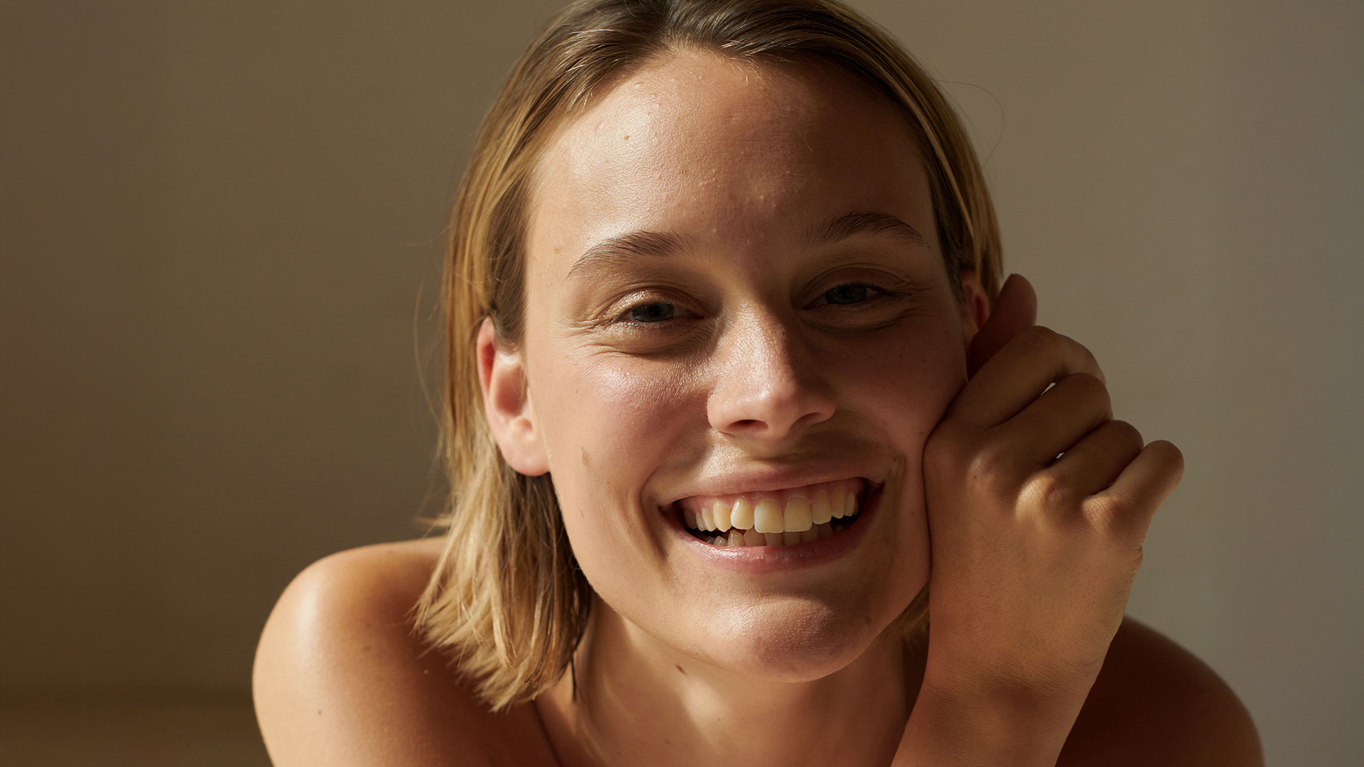 Frau im Sonnenlicht lächelt