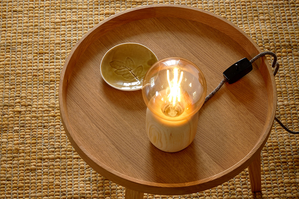 Tischlampe Osino auf Beistelltisch Mitsu