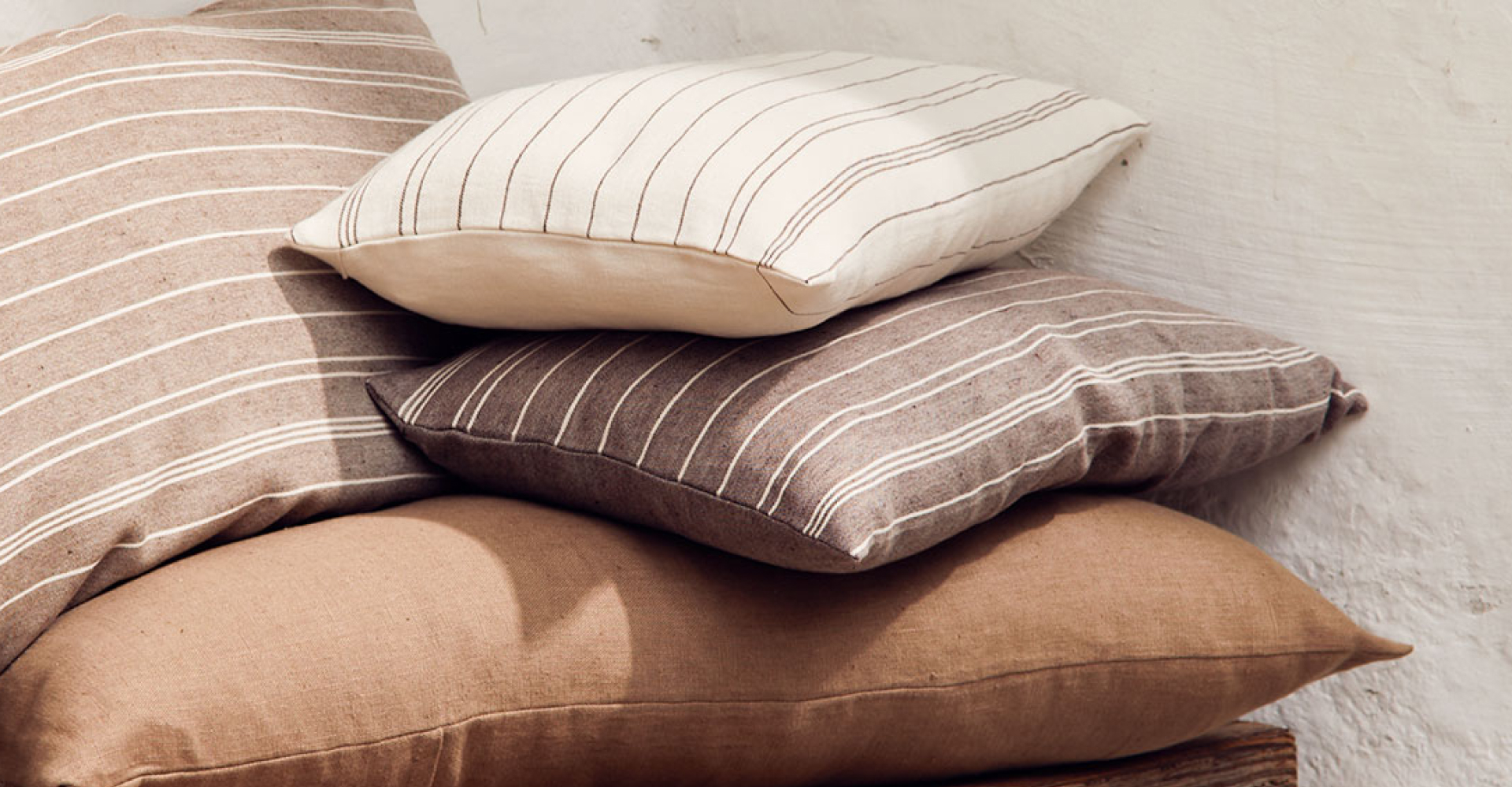 Braune Zierkissen mit Streifenmuster aufeinandergestapelt