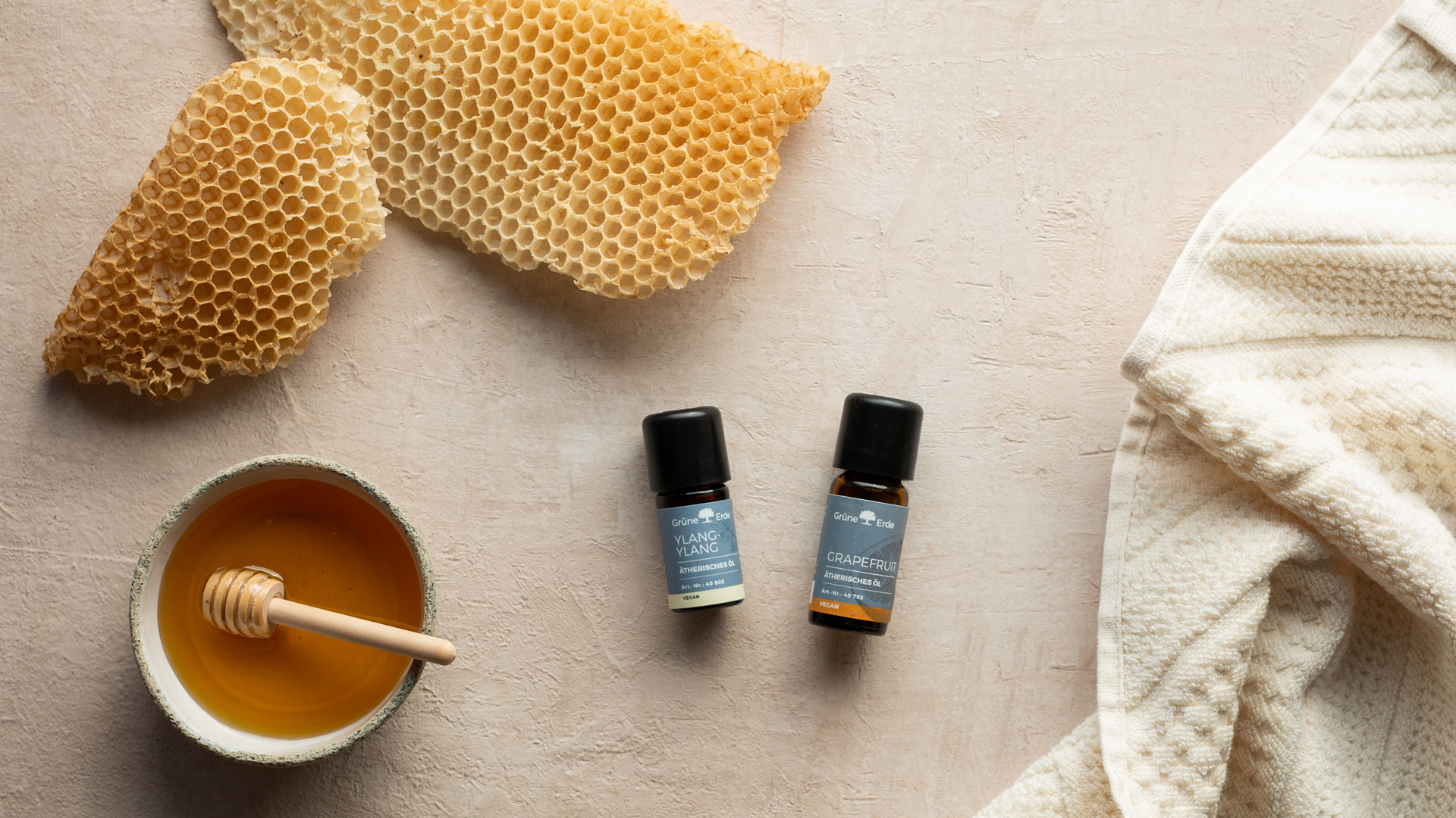 Ätherische Öle neben Honig und Wachs arrangiert
