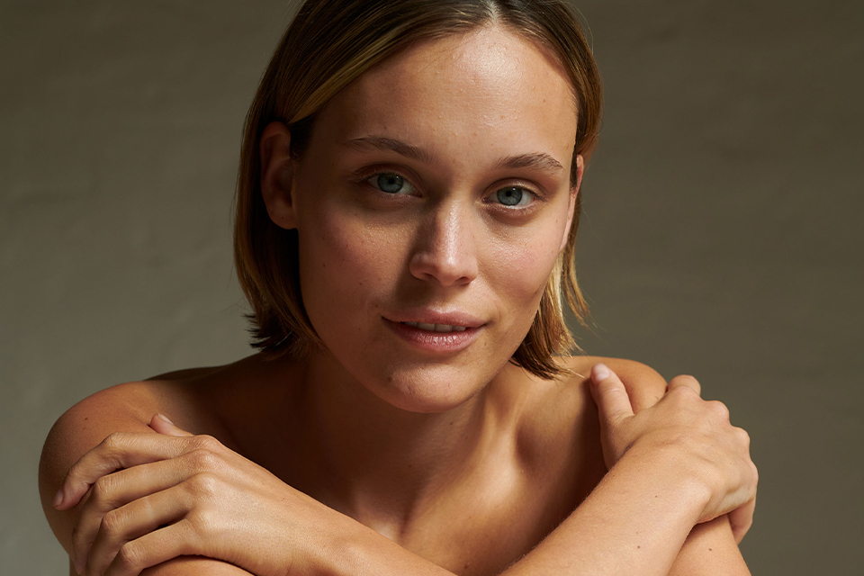 Frau mit den Armen vor der Brust verschränkt