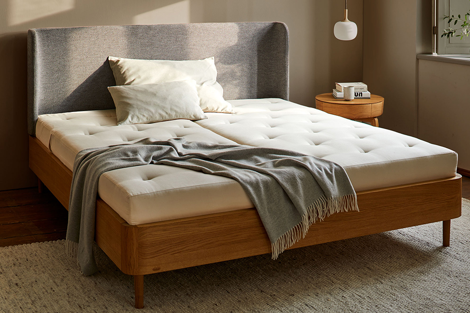 Bett mit Polsterbetthaupt und Naturmatratze