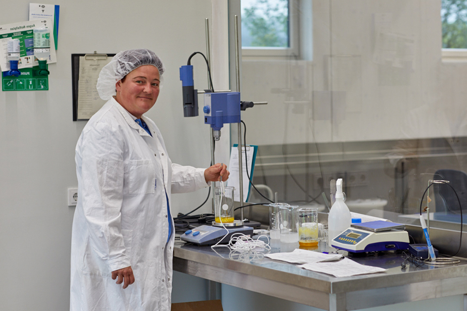 Kosmetikproduzentin Tanja Hinterwirth beim Entwickeln von Kosmetik