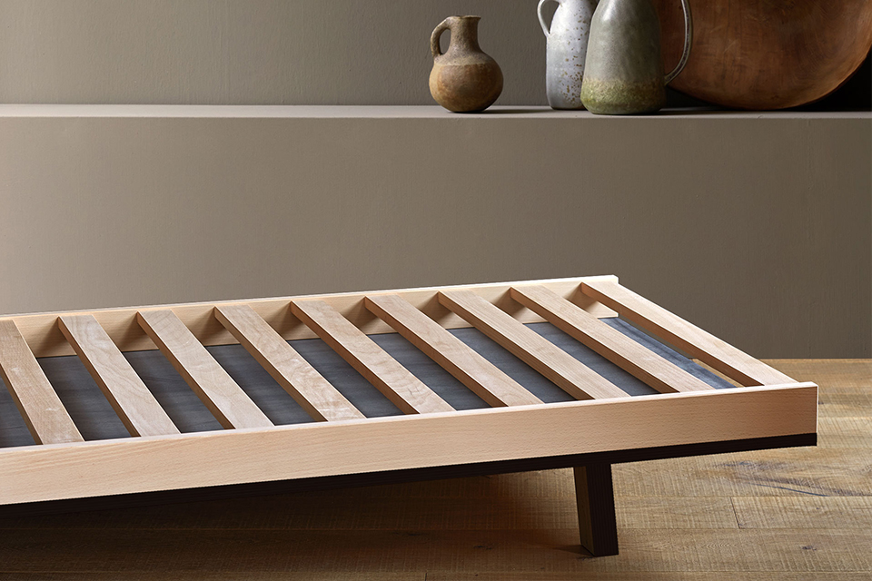 fester Lattenrost auf einem dunklen Holzgestell