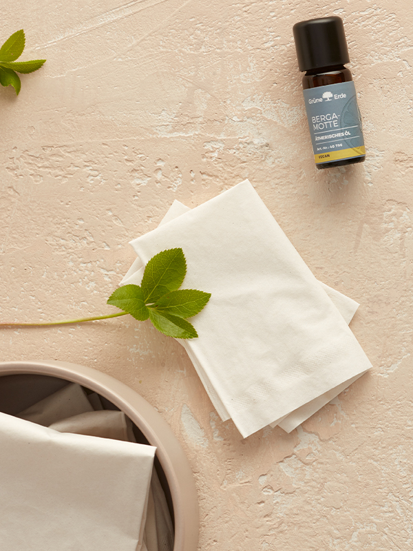 ätherische Öle und Tücher dekorativ angeordnet