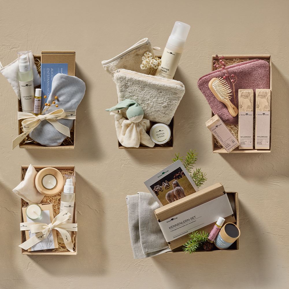 Geschenkboxen liegen nebeneinander