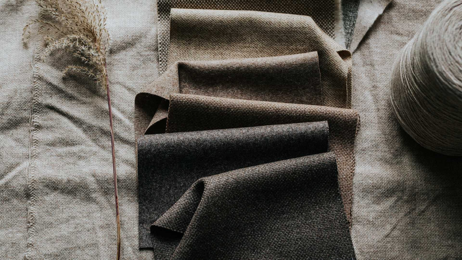 Stoffmuster in verschiedenen Farben aus natürlichen Materilien