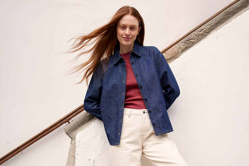 Frau in Jacke bewegt sich dynamisch auf Treppe