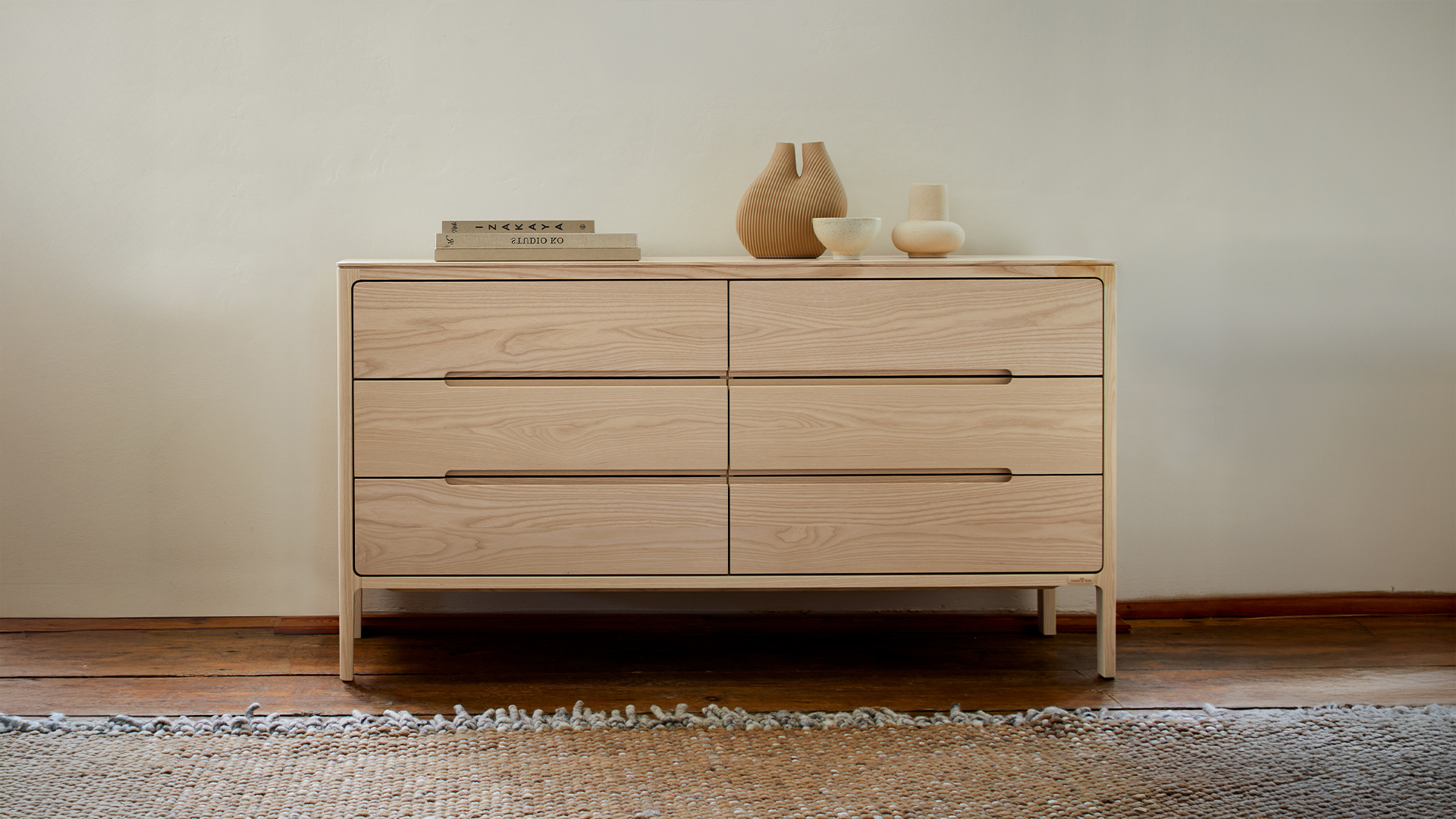 Sideboard in Esche im Zimmer