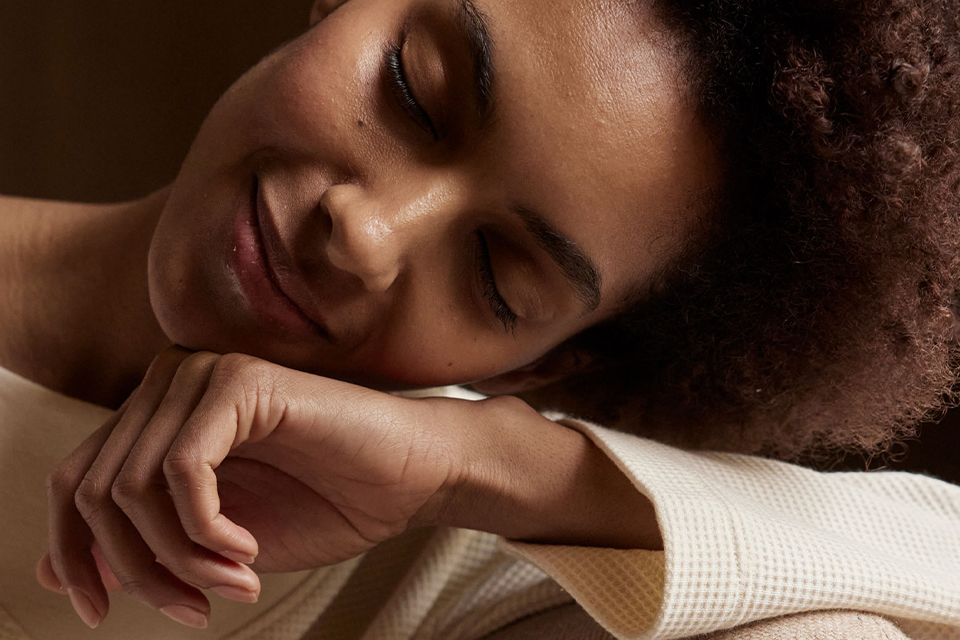 Portrait einer Frau die auf einem Polstermöbel entspannt