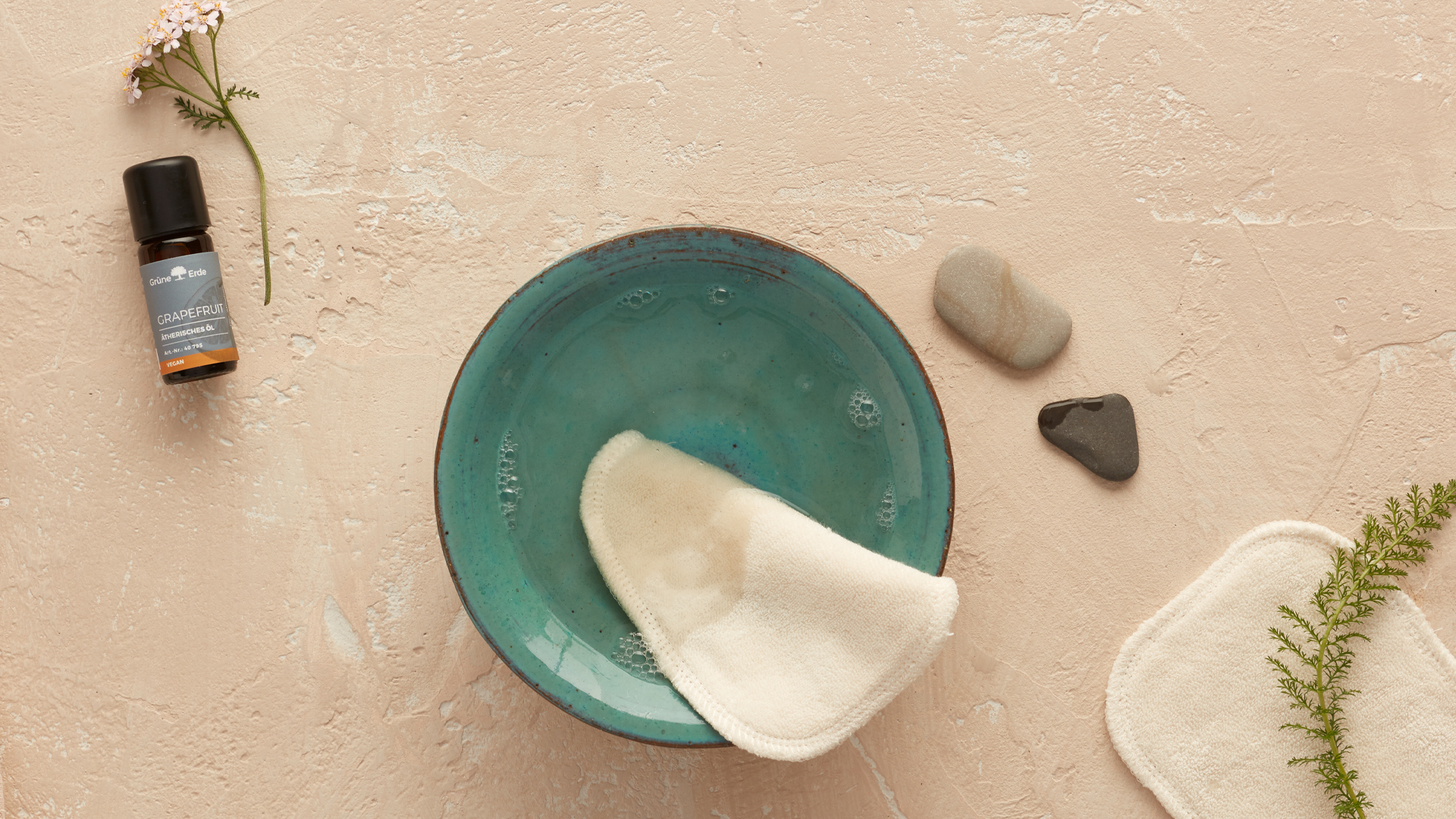 Abschminktuch liegt in einer Schale mit Wasser