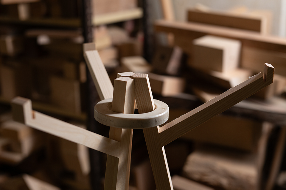 Gegenstand aus Holz steht im Raum